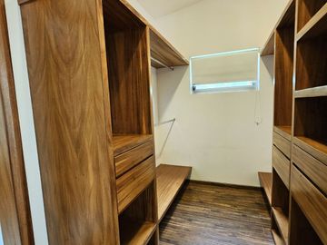 LAS CAÑADAS CASA EN VENTA FRENTE AL COLEGIO ALEMAN CON ALBERCA