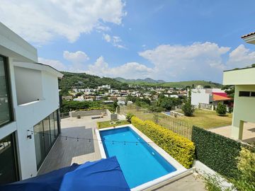 LAS CAÑADAS CASA EN VENTA FRENTE AL COLEGIO ALEMAN CON ALBERCA