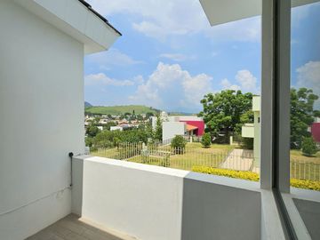 LAS CAÑADAS CASA EN VENTA FRENTE AL COLEGIO ALEMAN CON ALBERCA