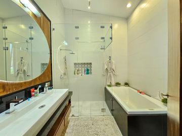 LAS CAÑADAS CASA EN VENTA FRENTE AL COLEGIO ALEMAN CON ALBERCA