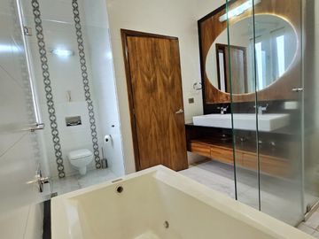LAS CAÑADAS CASA EN VENTA FRENTE AL COLEGIO ALEMAN CON ALBERCA
