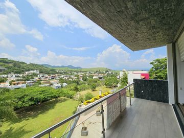 LAS CAÑADAS CASA EN VENTA FRENTE AL COLEGIO ALEMAN CON ALBERCA