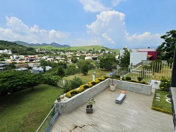 LAS CAÑADAS CASA EN VENTA FRENTE AL COLEGIO ALEMAN CON ALBERCA
