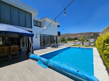LAS CAÑADAS CASA EN VENTA FRENTE AL COLEGIO ALEMAN CON ALBERCA