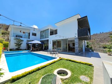 LAS CAÑADAS CASA EN VENTA FRENTE AL COLEGIO ALEMAN CON ALBERCA