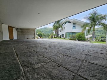 LAS CAÑADAS CASA EN VENTA FRENTE AL COLEGIO ALEMAN CON ALBERCA
