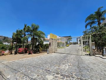 LAS CAÑADAS CASA EN VENTA FRENTE AL COLEGIO ALEMAN CON ALBERCA