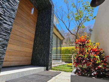 LAS CAÑADAS CASA EN VENTA FRENTE AL COLEGIO ALEMAN CON ALBERCA