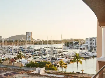 VENDEDOR MOTIVADO Condominio en venta Portofino, vista a la marina. Turn-key deal
