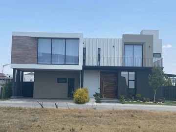 Moderna casa en Hacienda San Antonio, Metepec.