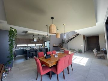 Moderna casa en Hacienda San Antonio, Metepec.