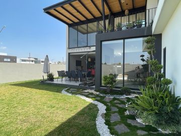 Moderna casa en Hacienda San Antonio, Metepec.