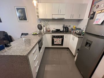 DEPARTAMENTO EN PRIMER PISO CON TERRAZA, A UN PASO DE TOTTUS