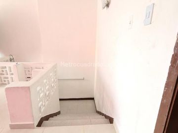 VENTA CASA  DOS PISOS ESQUINERA CON LOCALES BARRIO ALAMEDA