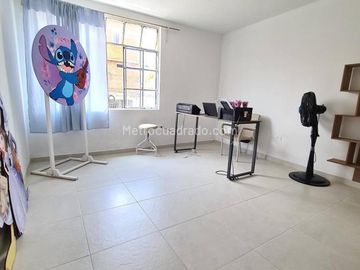 VENTA CASA  DOS PISOS ESQUINERA CON LOCALES BARRIO ALAMEDA