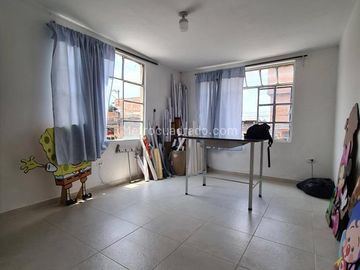 VENTA CASA  DOS PISOS ESQUINERA CON LOCALES BARRIO ALAMEDA