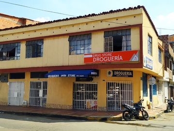 VENTA CASA  DOS PISOS ESQUINERA CON LOCALES BARRIO ALAMEDA