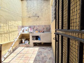 VENTA CASA  DOS PISOS ESQUINERA CON LOCALES BARRIO ALAMEDA