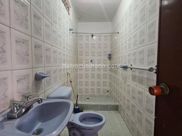 VENTA CASA  DOS PISOS ESQUINERA CON LOCALES BARRIO ALAMEDA