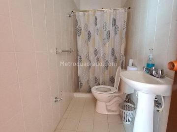 VENTA CASA  DOS PISOS ESQUINERA CON LOCALES BARRIO ALAMEDA