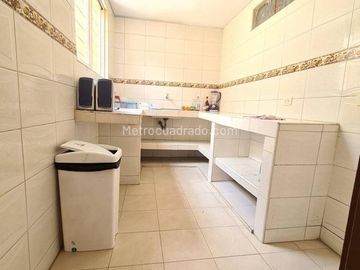 VENTA CASA  DOS PISOS ESQUINERA CON LOCALES BARRIO ALAMEDA