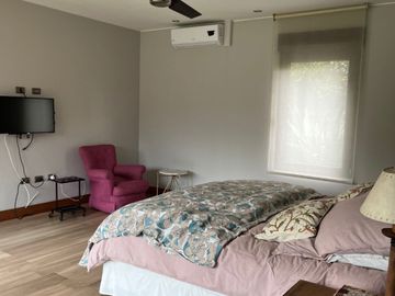 MARAVILLOSA CASA EN LOS BOSQUES DE CHICUREO, IMPERDIBLE OPORTUNIDAD
