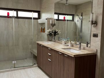 MARAVILLOSA CASA EN LOS BOSQUES DE CHICUREO, IMPERDIBLE OPORTUNIDAD
