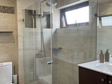 MARAVILLOSA CASA EN LOS BOSQUES DE CHICUREO, IMPERDIBLE OPORTUNIDAD