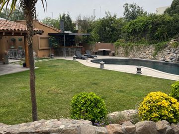 MARAVILLOSA CASA EN LOS BOSQUES DE CHICUREO, IMPERDIBLE OPORTUNIDAD