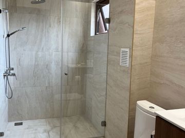 MARAVILLOSA CASA EN LOS BOSQUES DE CHICUREO, IMPERDIBLE OPORTUNIDAD