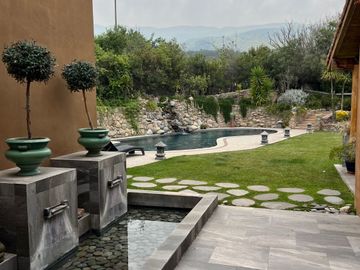 MARAVILLOSA CASA EN LOS BOSQUES DE CHICUREO, IMPERDIBLE OPORTUNIDAD