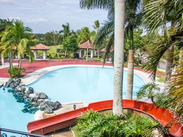 2 bedroom out of town villa with a prefect view of the golf course in Silang Cavite close to Sta. Rosa