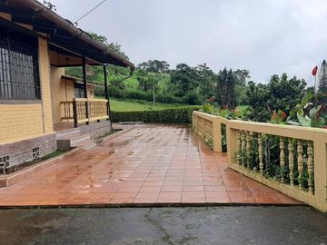 Pallatanga, Venta de Excelente Finca con Casa de Campo y Variada Plantación 1 Ha