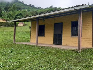 Pallatanga, Venta de Excelente Finca con Casa de Campo y Variada Plantación 1 Ha