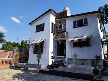 Casa sola de 4 recamaras con alberca  en Burgos Cuernavaca, Temixco, Mor.