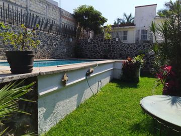 Casa sola de 4 recamaras con alberca  en Burgos Cuernavaca, Temixco, Mor.