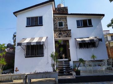 Casa sola de 4 recamaras con alberca  en Burgos Cuernavaca, Temixco, Mor.