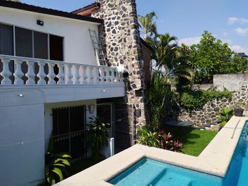 Casa sola de 4 recamaras con alberca  en Burgos Cuernavaca, Temixco, Mor.