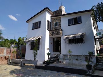 Casa sola de 4 recamaras con alberca  en Burgos Cuernavaca, Temixco, Mor.
