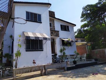 Casa sola de 4 recamaras con alberca  en Burgos Cuernavaca, Temixco, Mor.