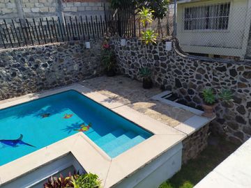 Casa sola de 4 recamaras con alberca  en Burgos Cuernavaca, Temixco, Mor.