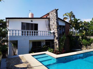 Casa sola de 4 recamaras con alberca  en Burgos Cuernavaca, Temixco, Mor.