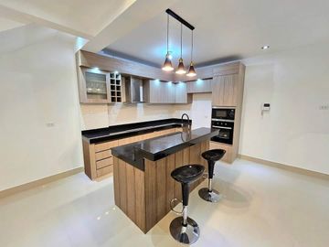 HERMOSA CASA EN VENTA - MIRAFLORES COUNTRY CLUB-CASTILLA