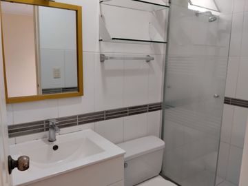 Duplex Primer Piso en Venta con Cochera Frente a Parque