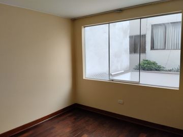 Duplex Primer Piso en Venta con Cochera Frente a Parque
