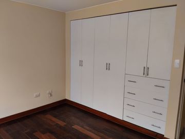Duplex Primer Piso en Venta con Cochera Frente a Parque
