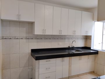 Duplex Primer Piso en Venta con Cochera Frente a Parque