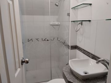 Duplex Primer Piso en Venta con Cochera Frente a Parque