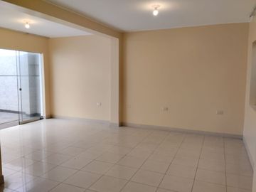 Duplex Primer Piso en Venta con Cochera Frente a Parque