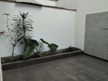 Duplex Primer Piso en Venta con Cochera Frente a Parque